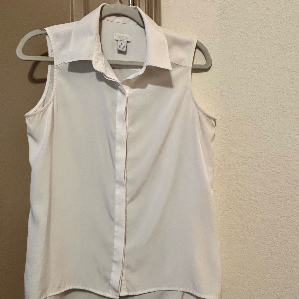 Chicos Size 0 White Fitted Button Down Shirt